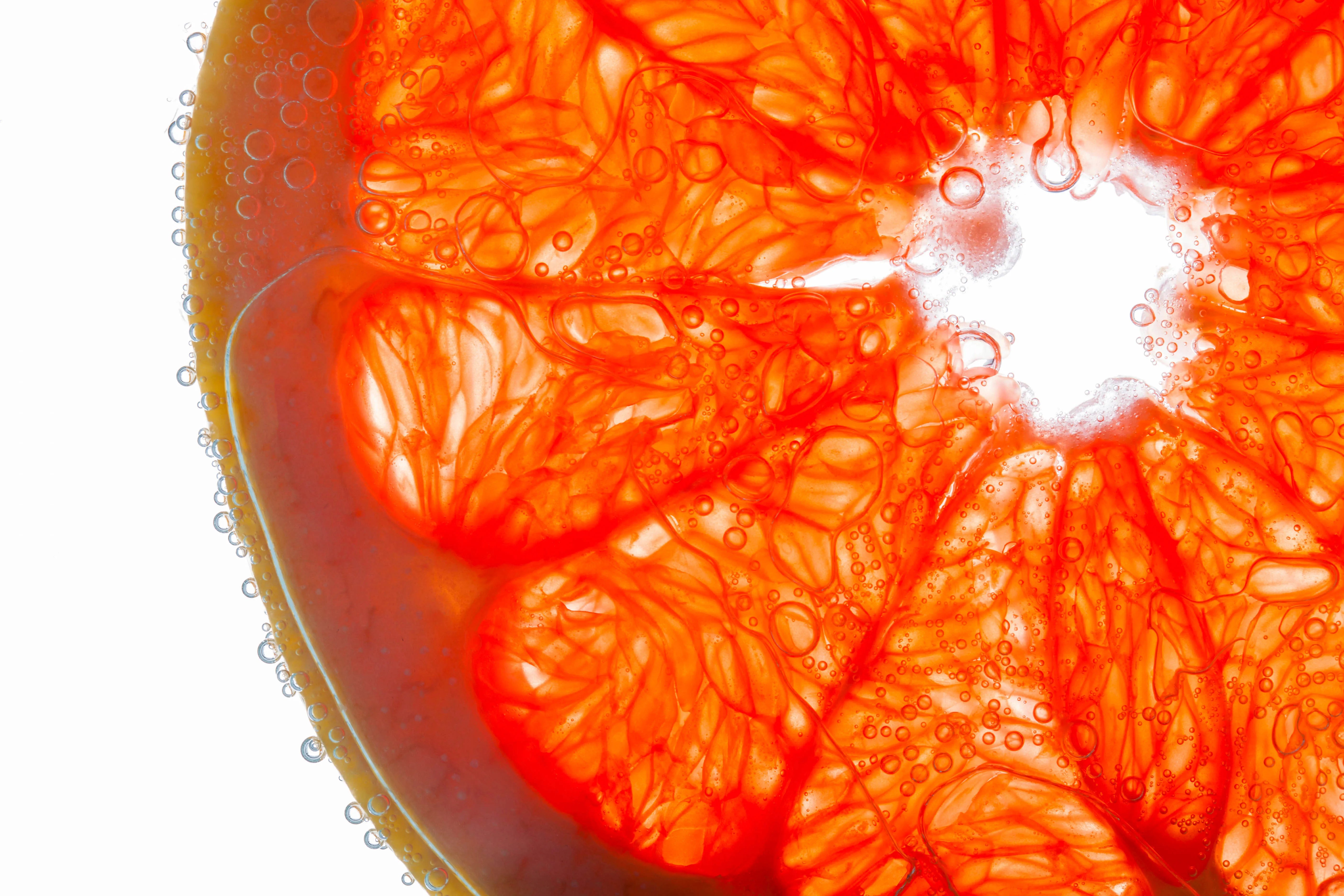 Gros plan d’une tranche d’orange sanguine Moro en macro, mettant en évidence les anthocyanines naturelles du Morosil®